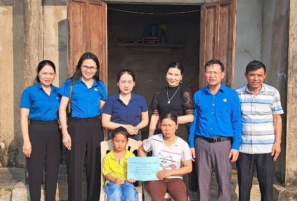 CĐCS Quỹ đầu tư phát triển Hà Tĩnh đỡ đầu trẻ mồ côi tại xã Ích Hậu